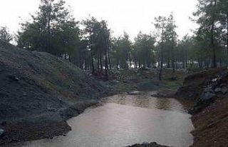 Yağışlı havayla birlikte su dolan çukura düşen...