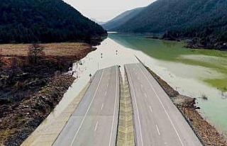 Yağmur ve sel sularının kapattığı Antalya-Konya...