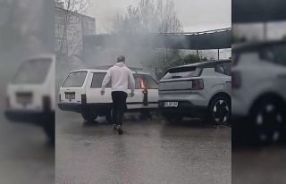 Yanan otomobile yol kenarındaki su birikintisinden...