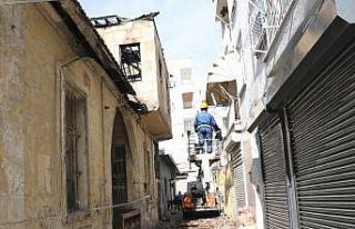 Yangında zarar gören tarihi Mersin evinin çatısı...