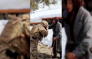 Yaşlı kadın elleriyle ördüğü çorapları iki...