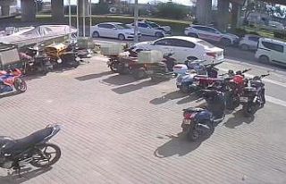 Yayalara yol veren otomobile motosikletle arkadan...