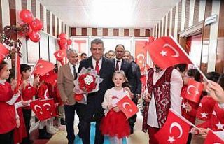 Yeni döneme ay-yıldızlı bayrakla başladılar