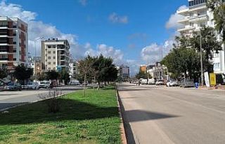 Yerde baygın yatan öğretmenin üzerinden geçip...