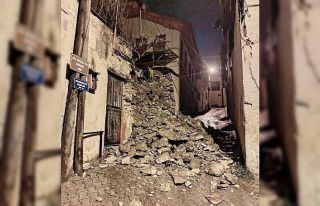 Yıkılan istinat duvarı yolu kapattı