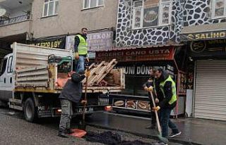 Yoğun kar, don ve tuzlama sonrası bozulan yollarda...