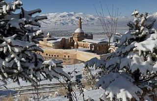 Yoğun kar yağışı tarihi sarayda eşsiz manzaralar...