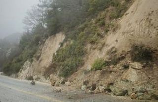Yoğun yağış sebebiyle kayan topraklar yolları...