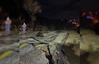 Yoğun yağış sonrası köy yolunda çökme meydana...