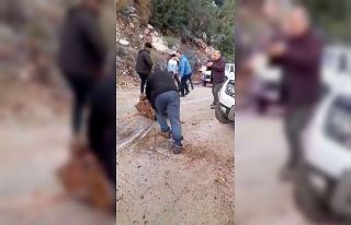 Yola düşen kayaları iple araca bağlayıp çektiler