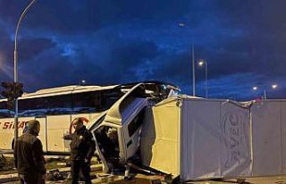 Yolcu otobüsü ile kamyonet çarpıştı: 5 yaralı