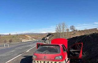 Yolda oluşan çukur kazaya neden oldu: 2 yaralı