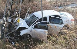 Yoldan çıkan otomobil direğe çarptı: 3 yaralı