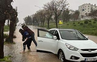 Yollar göle döndü, mahsur kalanları zabıta sırtında...