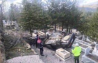 Yozgat’ta otomobil mezarlığa uçtu: 2 yaralı