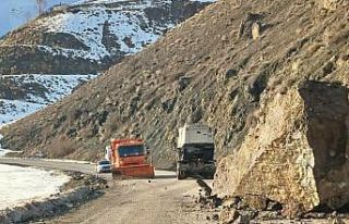 Yüksekova-Van karayolunda faciadan dönüldü: Dev...