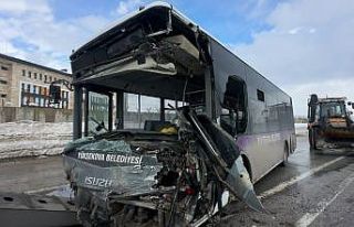 Yüksekova’da belediye otobüsü ile minibüs çarpıştı:...