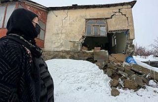 Yüksekova’da bir evin duvarı yıkıldı: "Deprem...