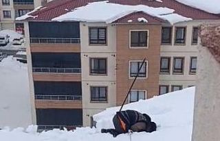 Yüksekova’da dondurucu soğuğa rağmen çatıda...