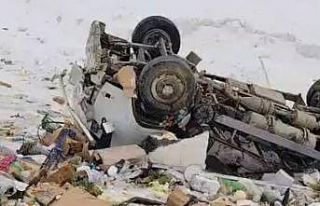 Yüksekova’da kamyonet şarampole yuvarlandı: 1...