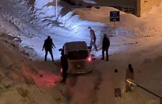 Yüksekova’da kar yağışı: Araçlar imece usulü...