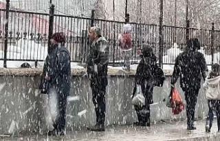 Yüksekova’da kar yağışı ilçeyi beyaza bürüdü