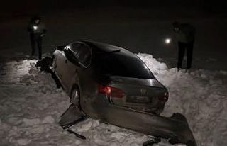 Yüksekova’da otomobil 30 metre savrularak kar yığınına...