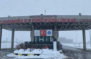 Yüksekova’da uçak seferlerine sis ve kar engeli