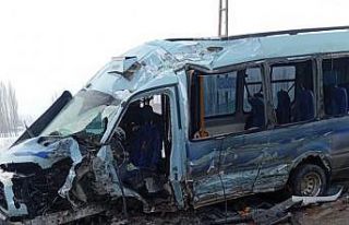 Yüksekova’da yolcu minibüsü ile otobüs çarpıştı:...