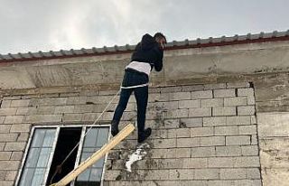 Yüksekova’da yürekleri ağza getiren kaza: Çatıda...