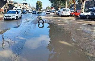 Yüreğir’de yol isyanı: Belediye çukuru kapatmayınca...