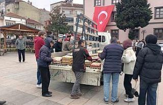 12 bin köy yumurtasını meydanda ücretsiz dağıttı
