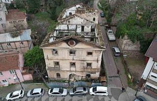 156 yıllık tarihi bina yangında zarar gördü