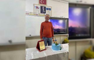 40 yıllık öğretmenlik hayatını güllerle uğurlanarak...