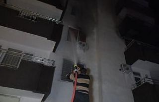 5 katlı binada korkutan yangın:2 kişi dumandan...