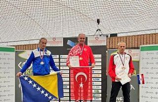 65 yaşındaki Denizlili atlet üç altın madalya...