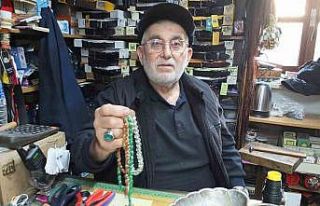 71 yaşındaki Cevat Dede tespih dizerek para kazanıyor