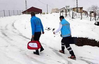 81 yaşındaki hastaya evinde diş tedavisi hizmeti