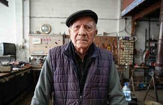 88’lik usta gençlere taş çıkarıyor