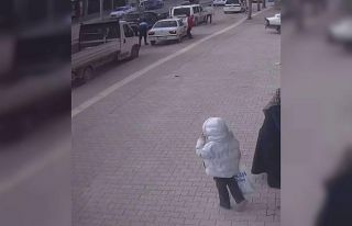 Açılan araç kapısı kazaya neden oldu