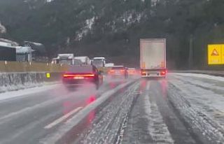 Adana’da dolu ulaşımda aksamalara neden oldu