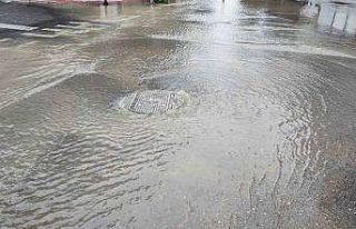 Adana’da içme suyu borusu patladı, cadde göle...