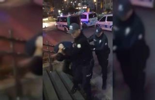 Adana’da trafikte ailenin yolunu kesen sürücüye...