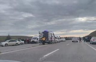 Adıyaman’da hafif ticari araç otomobille çarpıştı:...