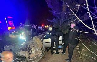 Adıyaman’da otomobil şarampole yuvarlandı: 2...