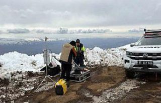 Ağrı Dağı’nda kaybolan dağcıyı arama çalışmaları...