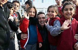 Ağrı Emniyet Müdürü Önder, öğrencilerle buluşarak...