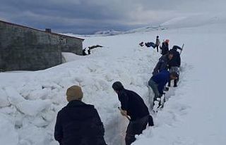 Ağrı’da köylüler sel riskine karşı karı kürekle...
