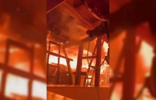 Ahşap ev alev topuna döndü