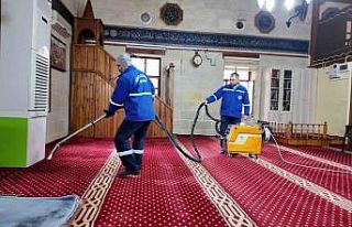 Akdeniz’de bayram öncesi camilerde yoğun temizlik...